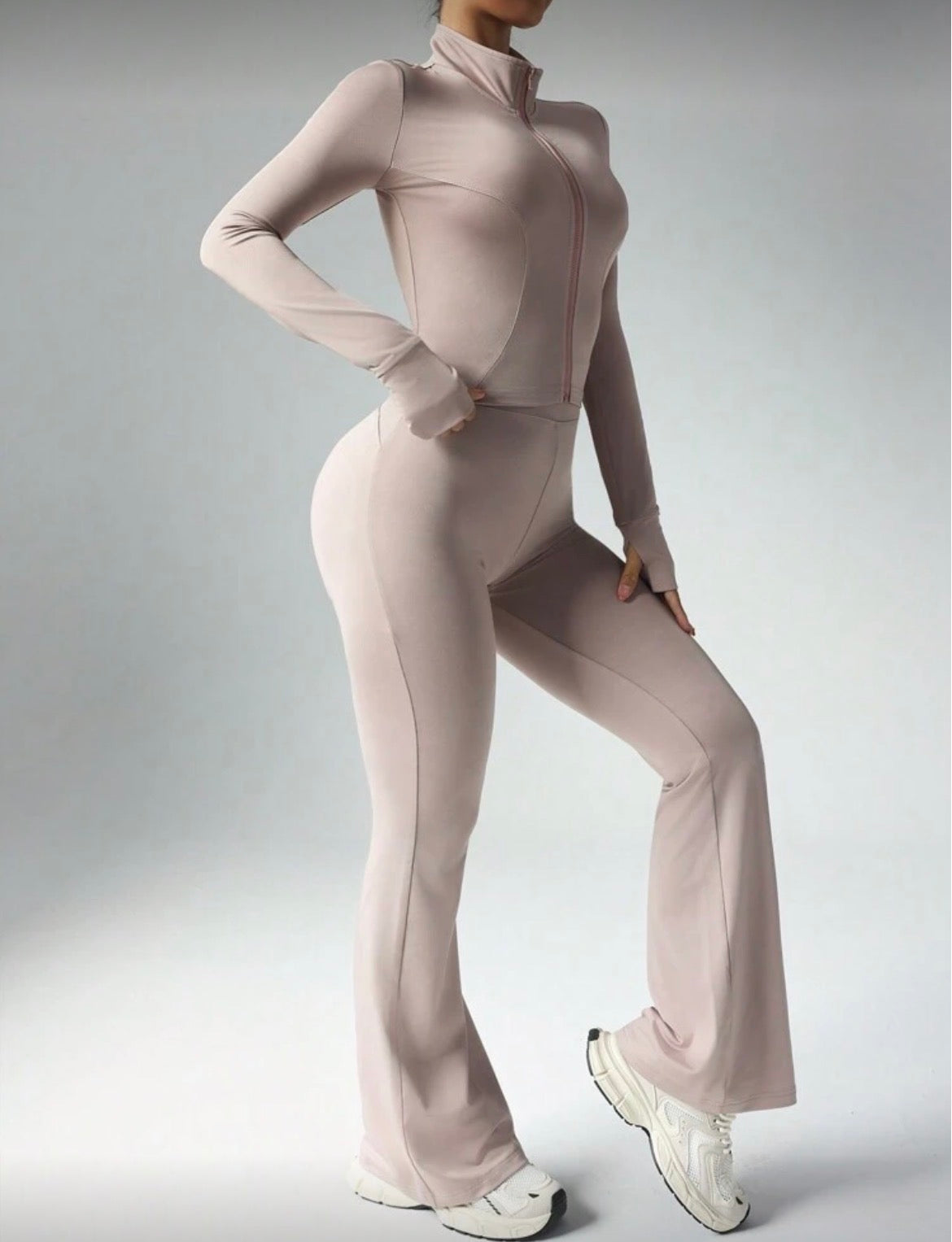 Conjunto Deportivo Moldeador con Cierre y Pantalón Acampanado

✨ Entrena, sal o viaja con estilo y comodidad total